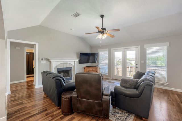 1105 2nd ST, Jarrell, TX 76537