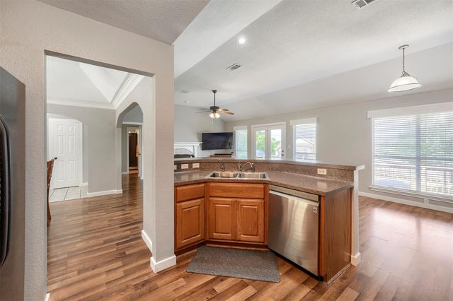 1105 2nd ST, Jarrell, TX 76537