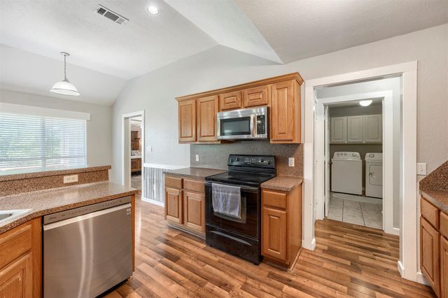 1105 2nd ST, Jarrell, TX 76537