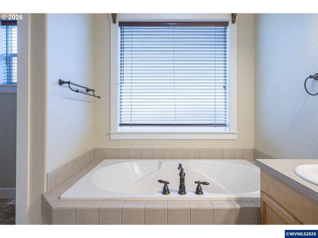 1902 NE Lucy Belle St, Mcminnville, OR 97128