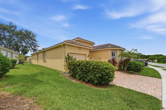 7229 Cataluna Circle, Delray Beach, FL 33446
