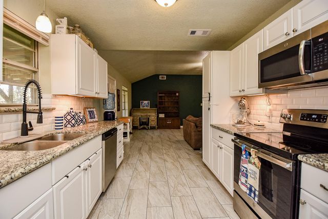 57 E Candlewood, Lake Jackson, TX 77566
