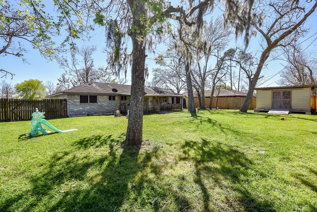 57 E Candlewood, Lake Jackson, TX 77566