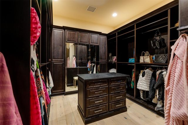 200 BRIGHTWATERS BOULEVARD NE, St Petersburg, FL 33704