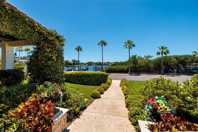 200 BRIGHTWATERS BOULEVARD NE, St Petersburg, FL 33704