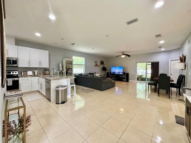 8424 N PACKWOOD AVENUE, Tampa, FL 33604