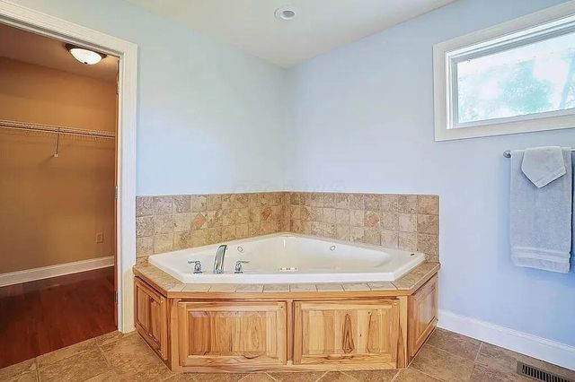 3846 Apple Valley Drive, Howard, OH 43028