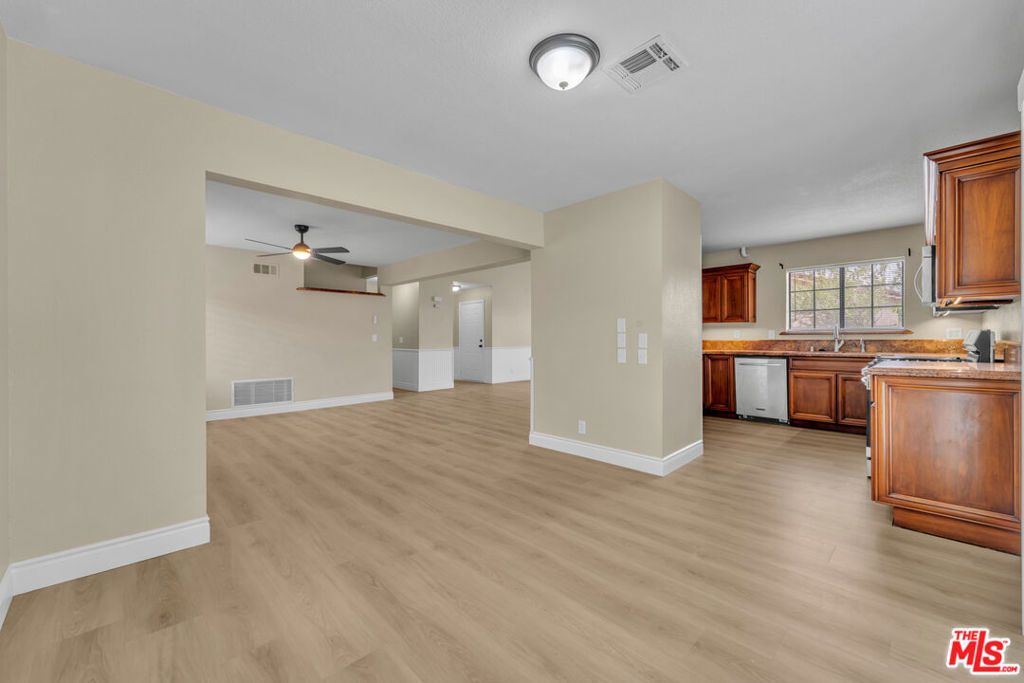 Image 6 of property listing at 2232 Thomas Avenue, Palmdale, CA 93550