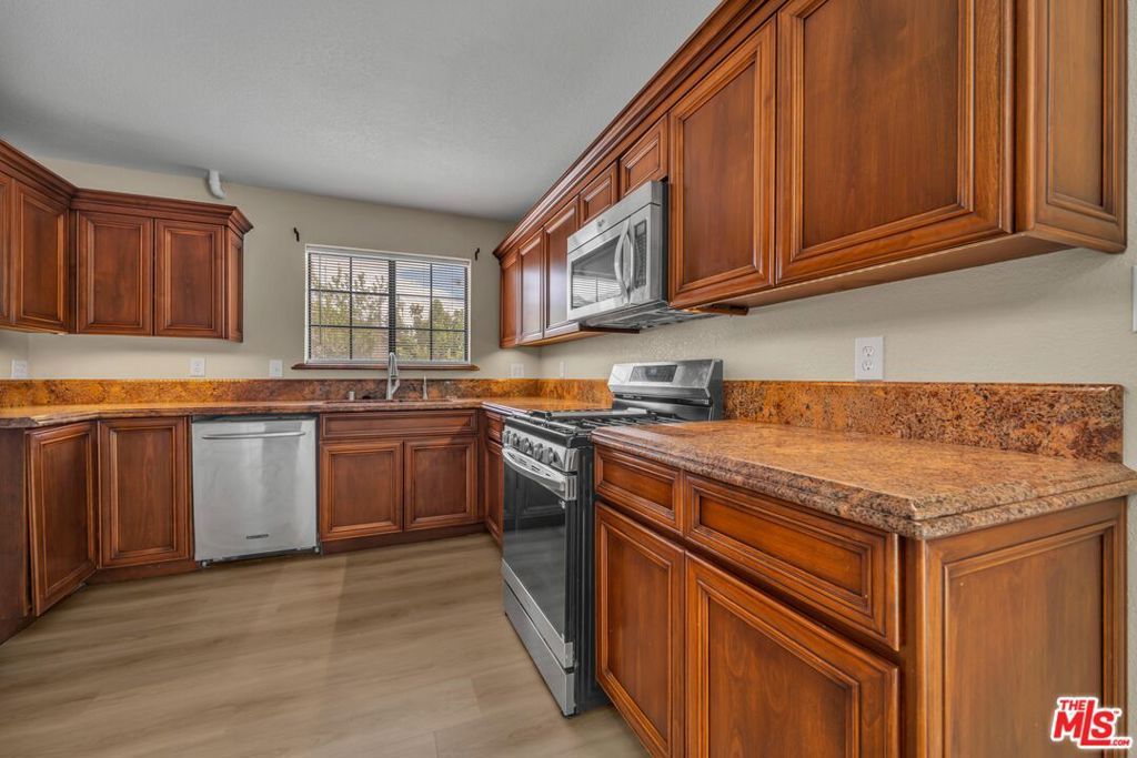 Image 8 of property listing at 2232 Thomas Avenue, Palmdale, CA 93550