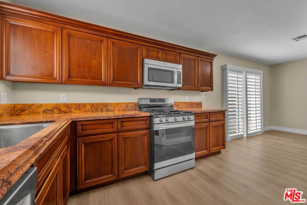 Image 9 of property listing at 2232 Thomas Avenue, Palmdale, CA 93550