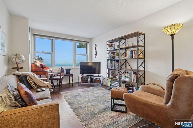 555 North 21M, Fort Lee, NJ 07024