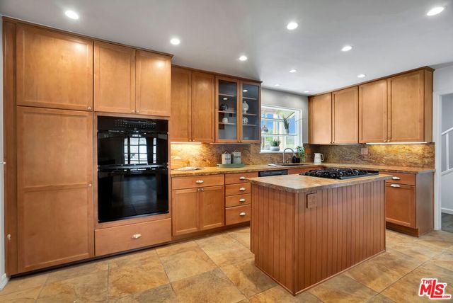 6525 Lubao Avenue, Woodland Hills, CA 91367