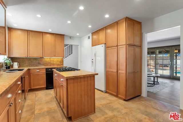 6525 Lubao Avenue, Woodland Hills, CA 91367