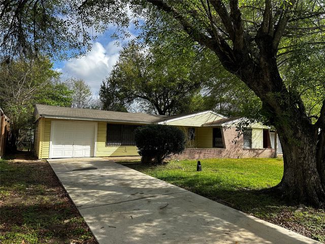 5831 Lyndhurst Drive, Houston, TX 77033
