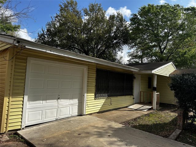 5831 Lyndhurst Drive, Houston, TX 77033
