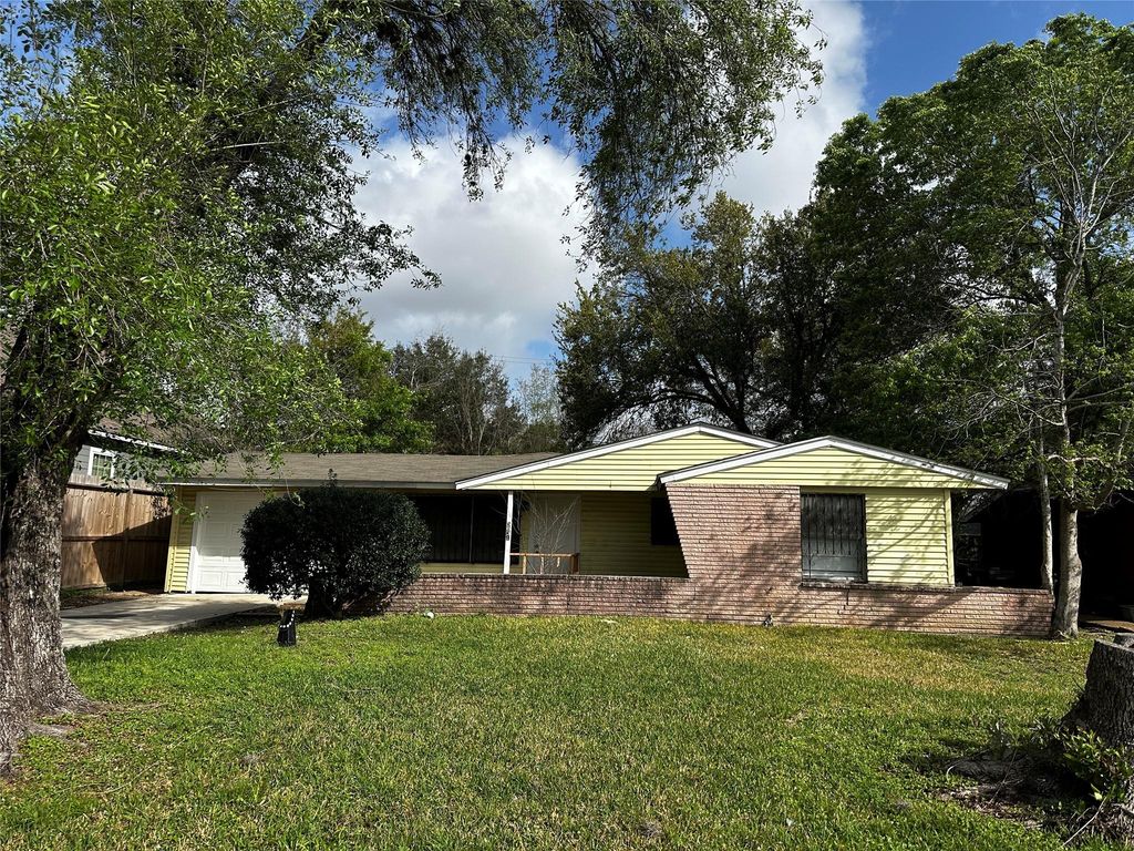 5831 Lyndhurst Drive, Houston, TX 77033