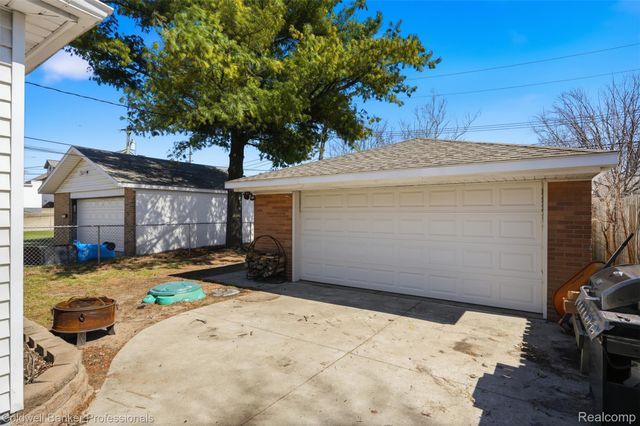 28816 Groveland Street, Madison Heights, MI 48071