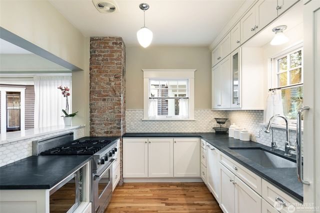 2430 8th Avenue W, Seattle, WA 98119