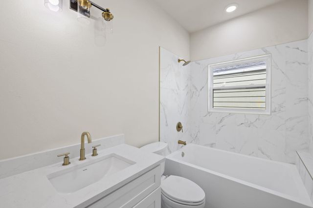 28 Wood Glen DR, Wimberley, TX 78676