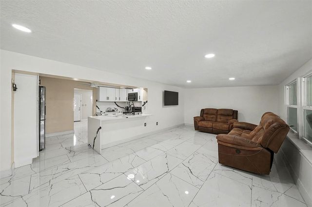 2910 W BURKE STREET, Tampa, FL 33614