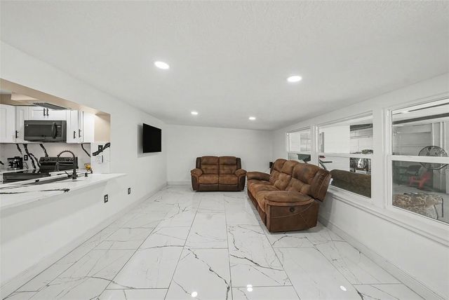 2910 W BURKE STREET, Tampa, FL 33614