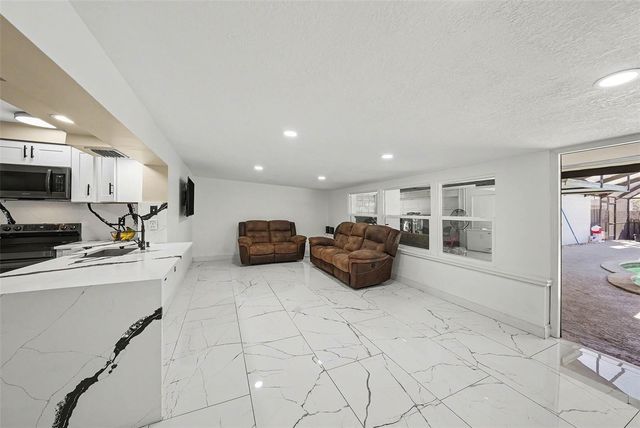 2910 W BURKE STREET, Tampa, FL 33614