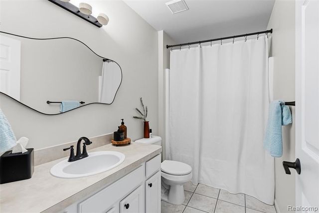 6158 Lismore Circle, Grand Blanc, MI 48439