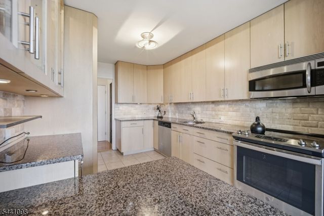 1 Claridge Dr 1026, Verona Twp., NJ 07044