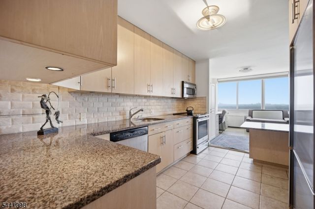 1 Claridge Dr 1026, Verona Twp., NJ 07044
