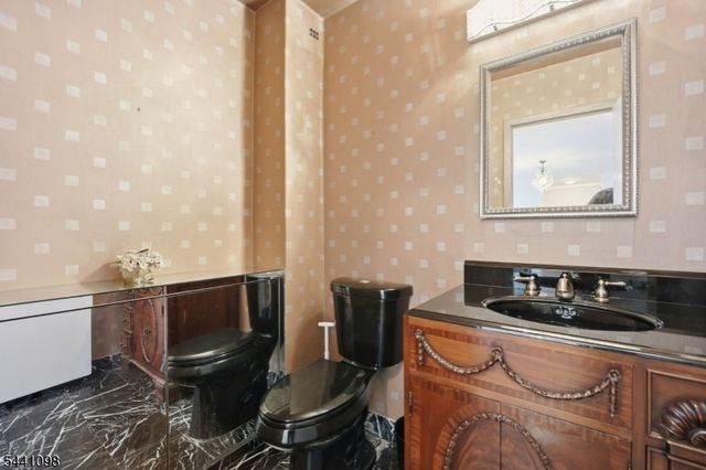 1 Claridge Dr 1026, Verona Twp., NJ 07044