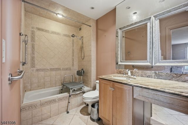 1 Claridge Dr 1026, Verona Twp., NJ 07044