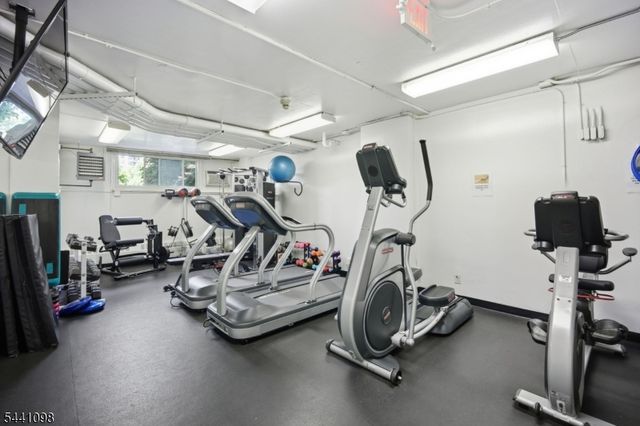1 Claridge Dr 1026, Verona Twp., NJ 07044