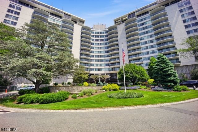 1 Claridge Dr 1026, Verona Twp., NJ 07044