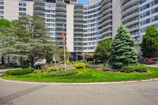 1 Claridge Dr 1026, Verona Twp., NJ 07044