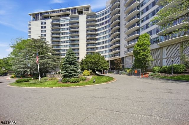 1 Claridge Dr 1026, Verona Twp., NJ 07044