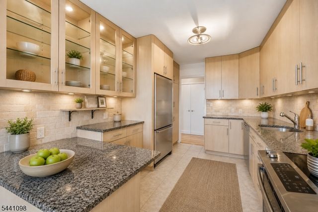 1 Claridge Dr 1026, Verona Twp., NJ 07044
