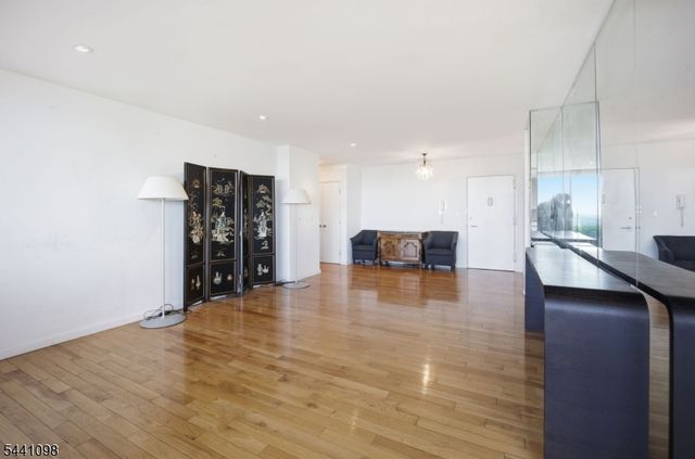 1 Claridge Dr 1026, Verona Twp., NJ 07044