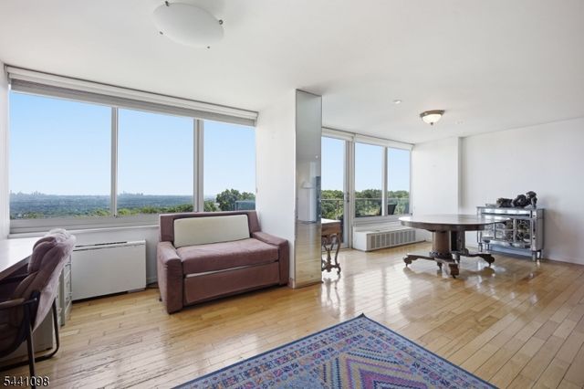 1 Claridge Dr 1026, Verona Twp., NJ 07044