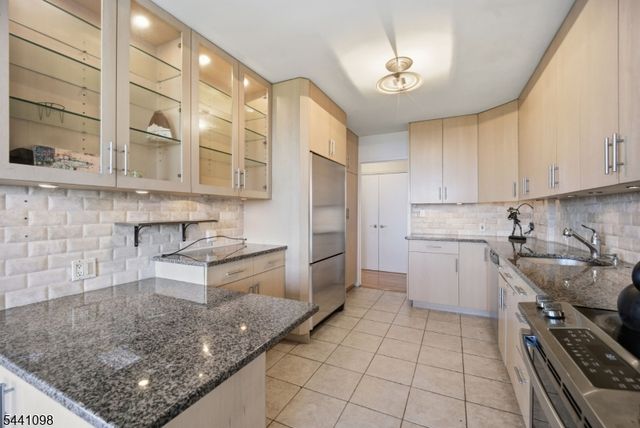 1 Claridge Dr 1026, Verona Twp., NJ 07044
