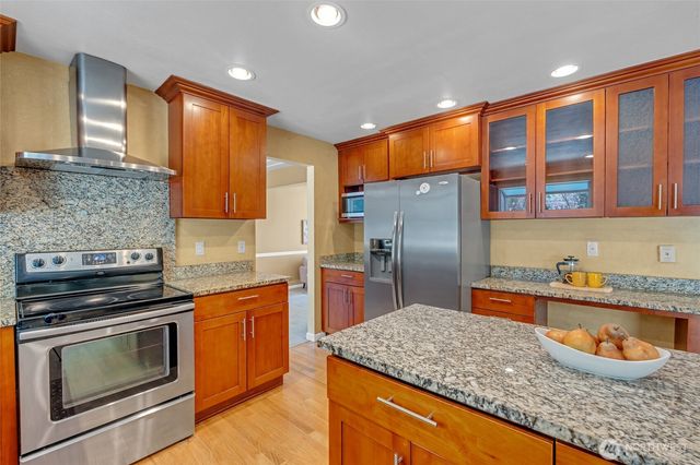 2052 NE Marina Vista Court, Poulsbo, WA 98370