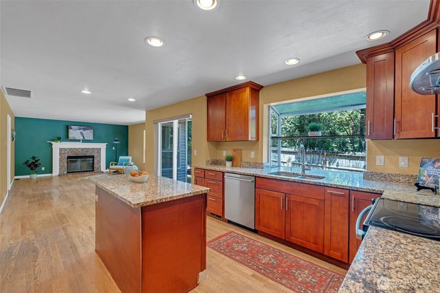 2052 NE Marina Vista Court, Poulsbo, WA 98370