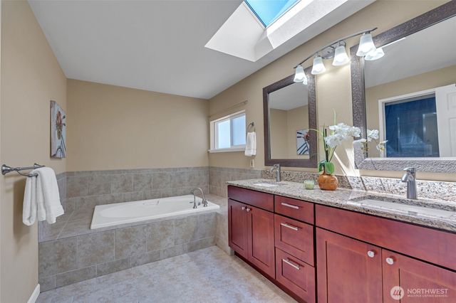 2052 NE Marina Vista Court, Poulsbo, WA 98370