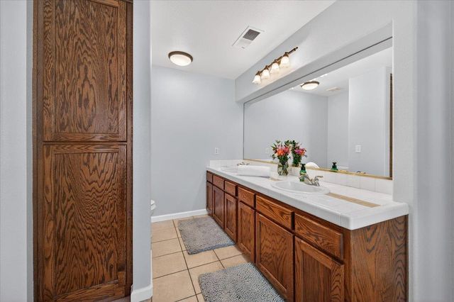 2885 E Ryan Lane, Fresno, CA 93720