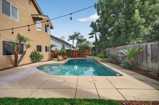 2885 E Ryan Lane, Fresno, CA 93720