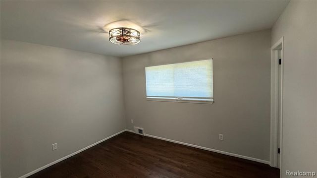 805 S Carlson Street, Westland, MI 48186