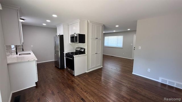 805 S Carlson Street, Westland, MI 48186