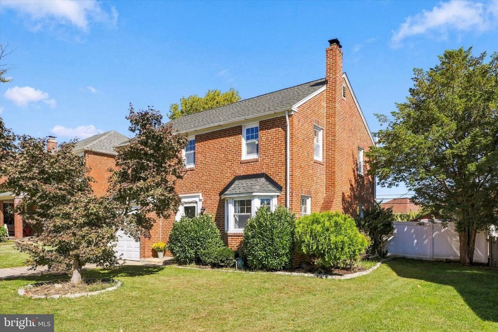 8427 PEMBROOK RD, PHILADELPHIA, PA 19128 — exterior