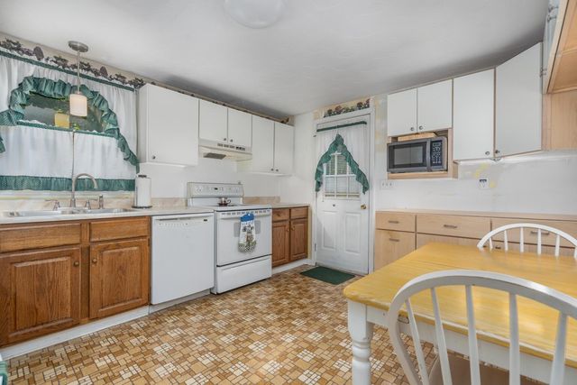 7 Woods Drive, Newmarket, NH 03857