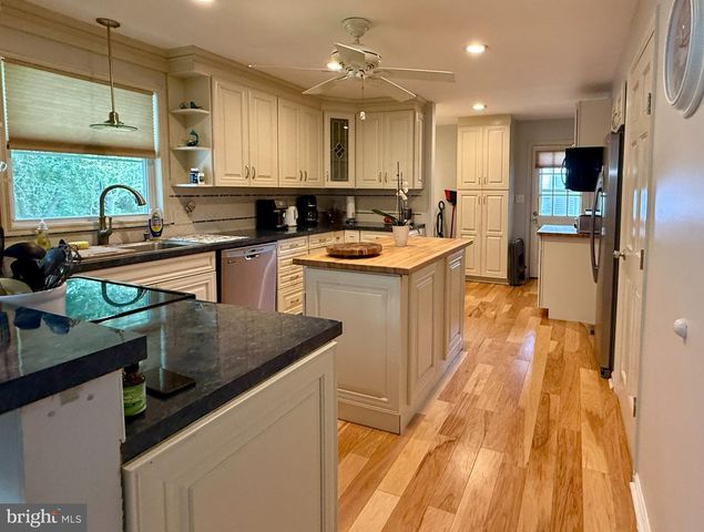 312 SW LAKESHORE DR, Millville, NJ 08332