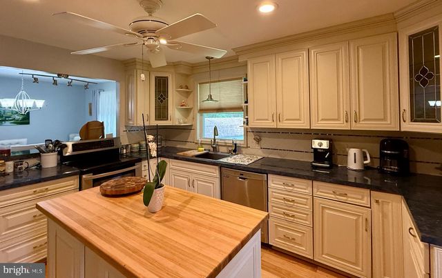 312 SW LAKESHORE DR, Millville, NJ 08332